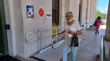 En vecindarios de mayoría hispana el flujo de votantes fue muy lento este martes.