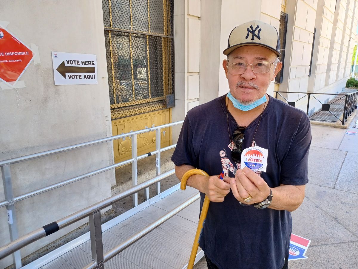 El puertorriqueño Emilio Santiago votó en El Bronx y criticó la pasividad de los electores de la Gran Manzana