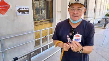 El puertorriqueño Emilio Santiago votó en El Bronx y criticó la pasividad de los electores de la Gran Manzana