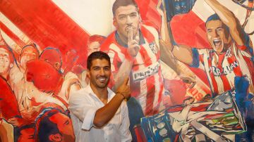 Luis Suárez frente al mural de 'Territorio Atleti'.