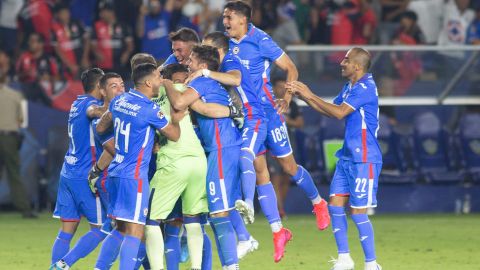 Jugadores Cruz Azul celebran el Campeón de Campeones, tras vencer a Atlas en el Dignity Health Sports Park de Carson, Los Ángeles.