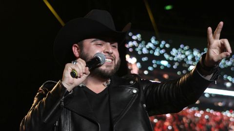 Gerardo Ortiz en la Fiesta de la Radio organizada por la Ke Buena y celebrada en el Estadio Azteca.