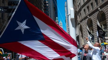 El alcalde Eric Adams participó en el izamiento de la bandera puertorriqueña en el marco de los festejos de la tradicional parada.