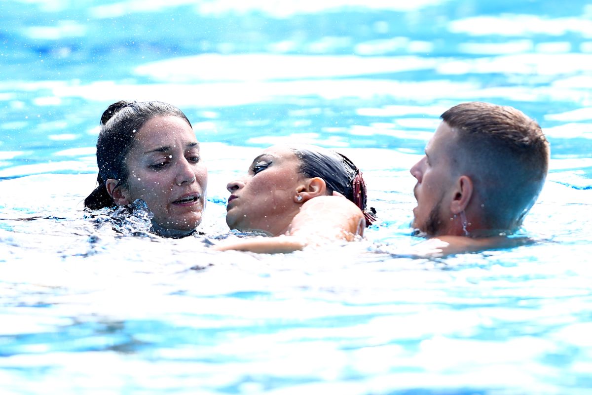 Andrea Fuentes fue la primera en saltar al agua para salvar a Anita Álvarez.