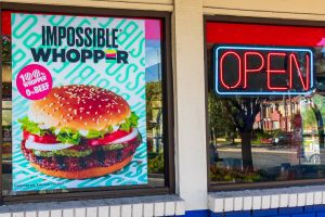Burger King lanzará dos nuevas hamburguesas basadas en plantas Impossible Burger