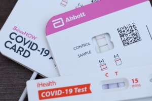 Covid: CDC advierte de 2 variantes de Ómicron altamente contagiosas