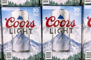Retiran latas de Coors Light y Keystone Light de las tiendas ante críticas de consumidores en las redes