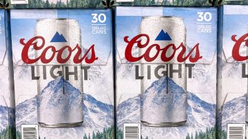 Cajas de latas de cerveza Coors Light