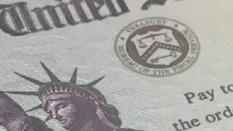 Todavía no hay un plan específico sobre un cheque de estímulo por el alto costo de la gasolina.