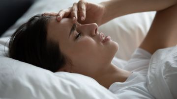 Mujer con depresión acostada en la cama