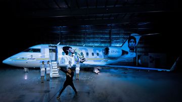 Presentan el Tango D10S: El avión que te permite hablar con Diego Maradona