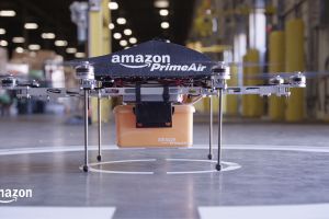 Amazon anunció que comenzará a realizar entregas con drones en EE.UU. a clientes a finales de este año