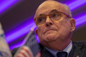Rudy Giuliani rechaza haber estado ebrio la noche de las elecciones, criticó a asesores de Trump y luego borró tuits