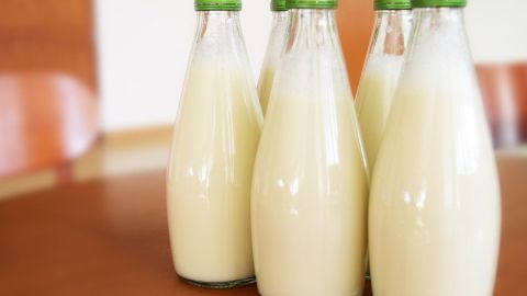 Estudiantes de una escuela primaria de Alaska beben por error sellador para pisos en lugar de leche