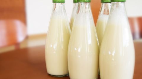 Estudiantes de una escuela primaria de Alaska beben por error sellador para pisos en lugar de leche
