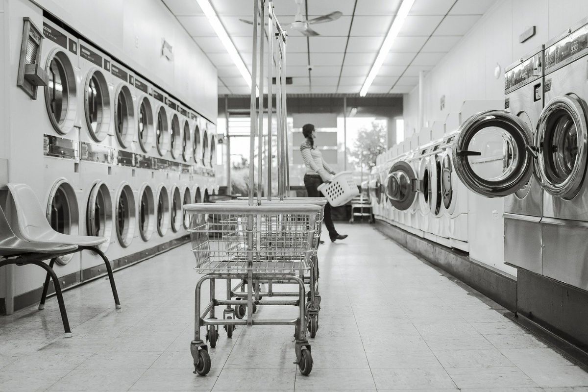 un joven es baleado por error al salir de una lavandería.