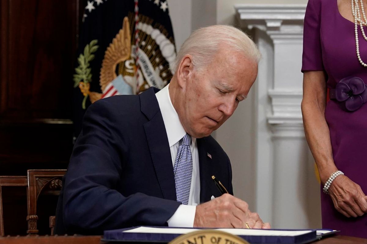 Joe Biden firma el proyecto de ley bipartidista sobre armas.