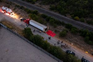 Detienen a tres personas por la muerte de 50 migrantes al interior de un tráiler en Texas