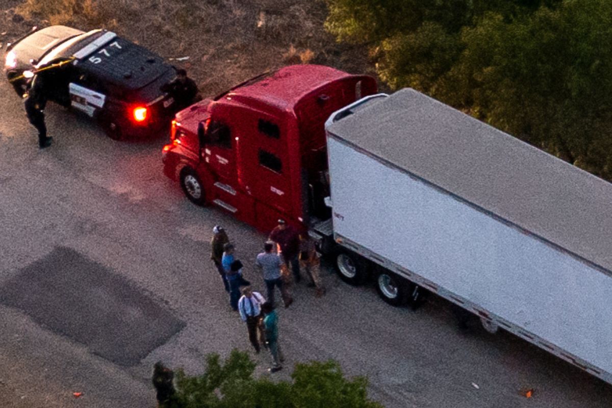 El tráiler que transportaba más de 50 inmigrantes hacinados trae rotulado el nombre de la empresa Betancourt Trucking.
