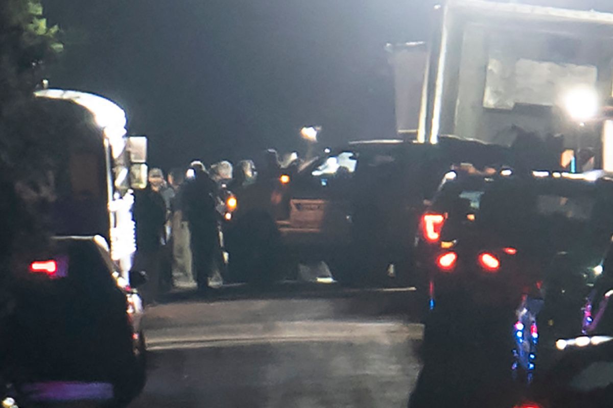 Imagen de la policía de Texas en el lugar donde fue hallado el tráiler con más de 50 inmigrantes hacinados. 