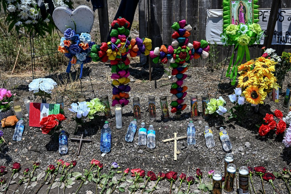 En Texas se ha creado un altar en honor a los 53 migrantes fallecidos. 