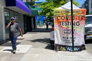 Neoyorquinos sin seguro sufren eliminación de pruebas COVID gratuitas en calles y vans