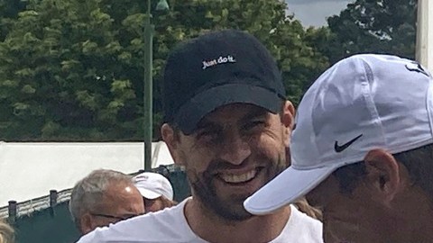 Nadal se entrena ante la mirada de Gerard Piqué
