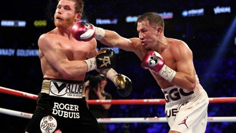 Canelo ganó la última pelea por decisión dividida.