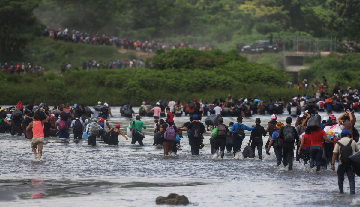 Migrantes salvadoreños rumbo a EE.UU. en caravana, cruzan el río Suchiate rumbo a México.