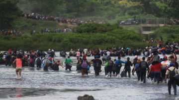 Migrantes salvadoreños rumbo a EE.UU. en caravana, cruzan el río Suchiate rumbo a México.