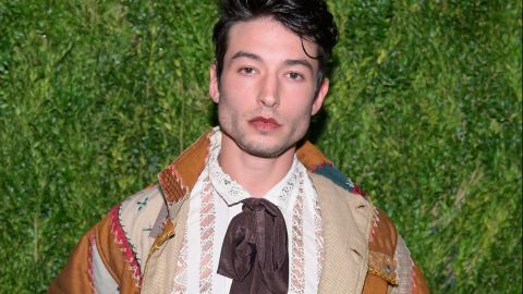 Ezra Miller tiene alojados a tres menores de edad en su granja llena de armas