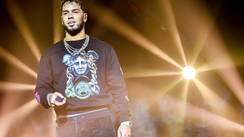 Anuel presume su cuerpo, en un ajustado calzón, días después de que le dijeran que estaba flaco