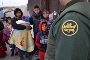 Corte Suprema permite a Biden terminar con política "Permanecer en México" que castigaba a inmigrantes