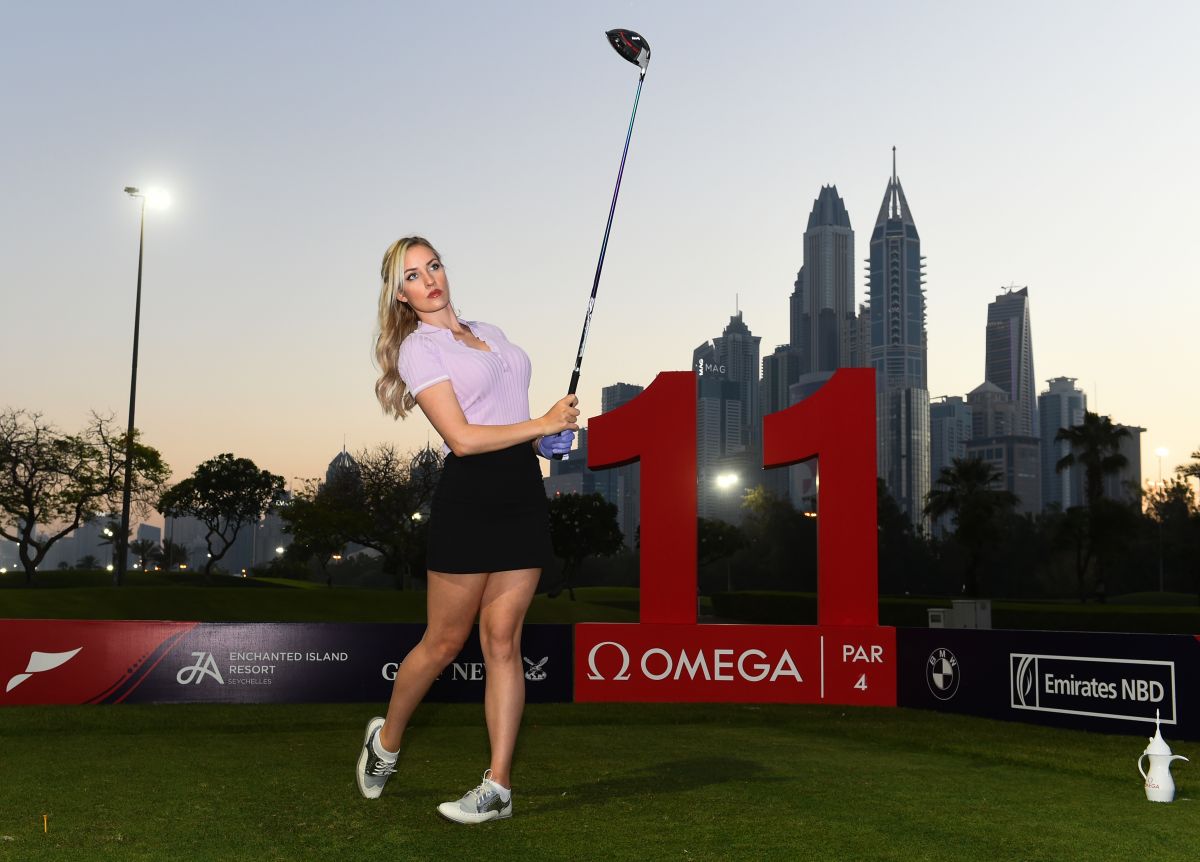 Paige Spiranac durante un torneo de golf en Dubai.