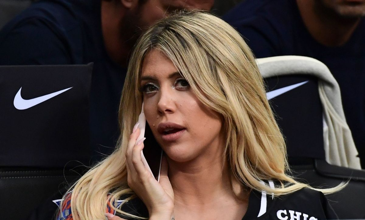 Wanda Nara suffers a wardrobe problem and shows part of her breast during a live broadcast