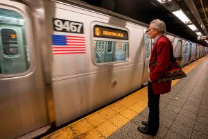 Tren arrolla a pasajero del Subway de NY luego de que su ropa quedara pillada en el vagón