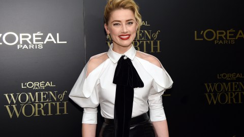 Filtraron imágenes donde se ve a Amber Heard besando a otra mujer.