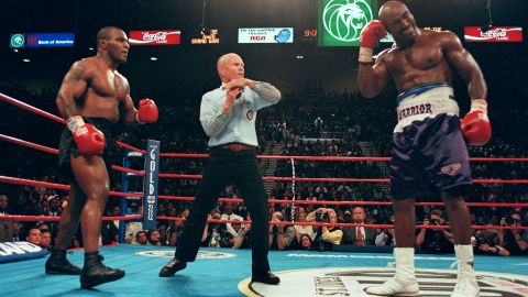 Mike Tyson luego de morderle la oreja a Evander Holyfield.