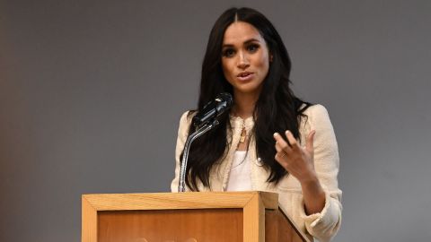 Meghan Markle insta a los hombres a unirse a la lucha contra la decisión de la Corte Suprema de revocar el derecho al aborto.