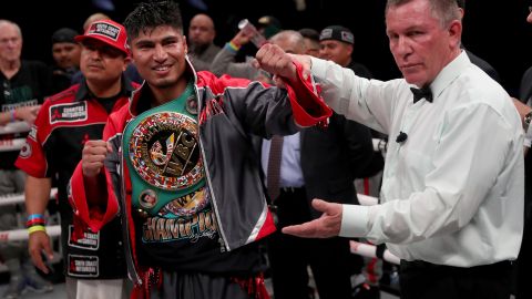 Mikey García celebra luego de vencer a Jessie Vargas por decisión unánime en 2020.