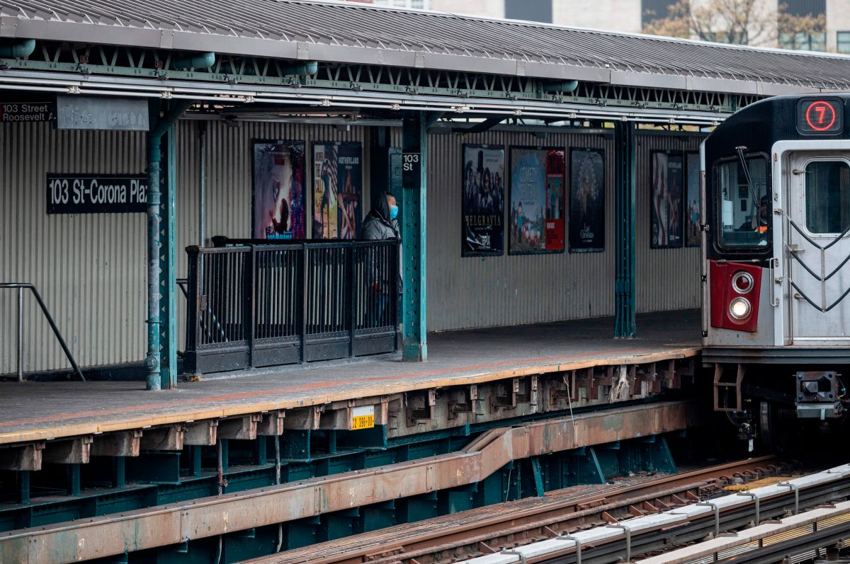 Un tren 7 se aproxima a la estación de Corona Plaza en Queens.