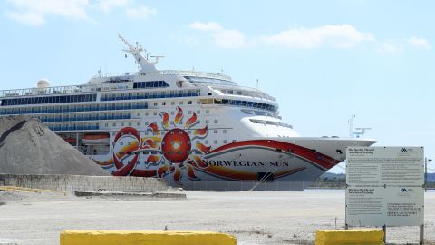 El Norwegian Sun se dirigía al glaciar Hubbard en Alaska, cuando golpeó a un "gruñidor".