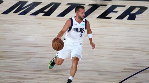 J.J. Barea durante un encuentro ante Sacramento Kings en 2020.