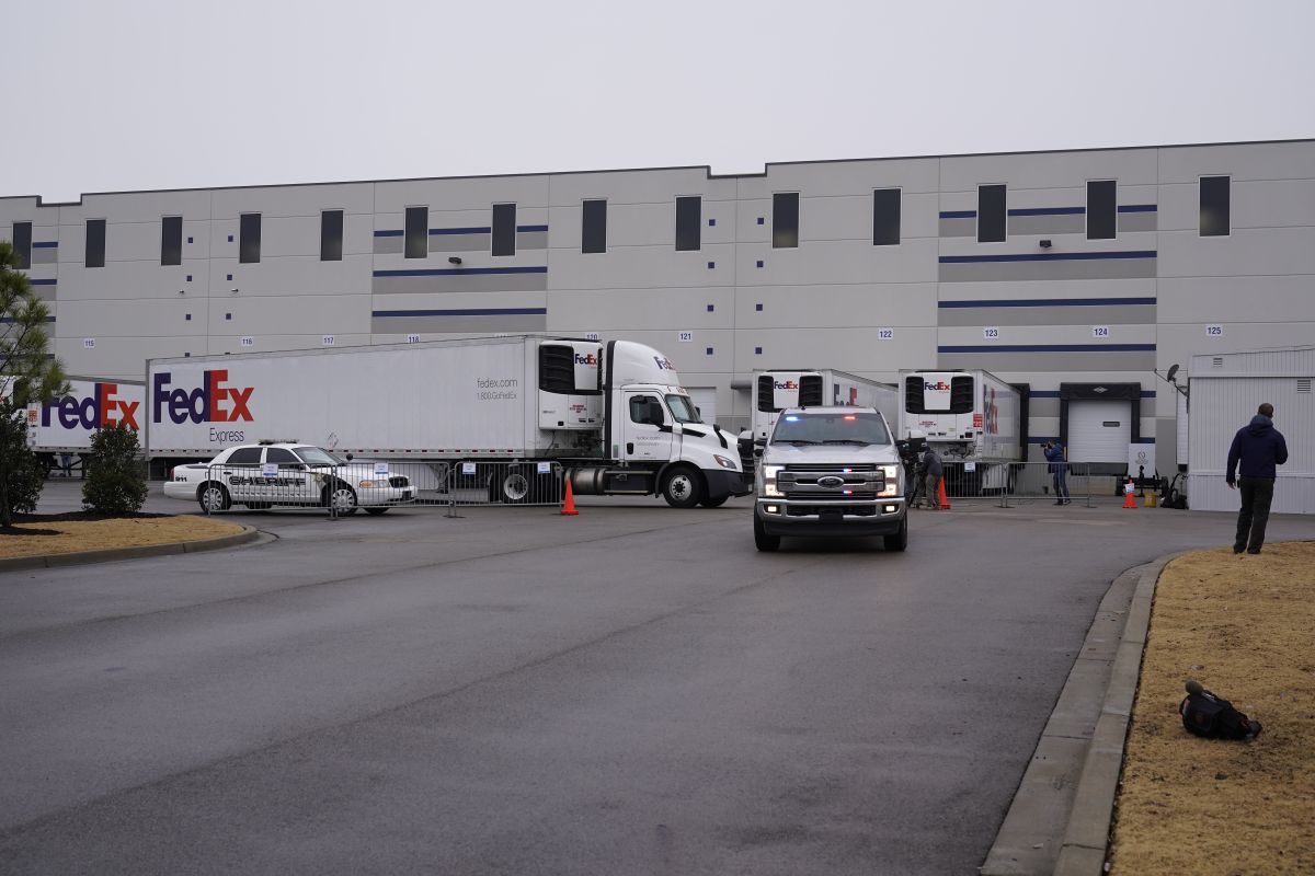 Conductor estrella su auto contra camión de FedEx en Florida mientras