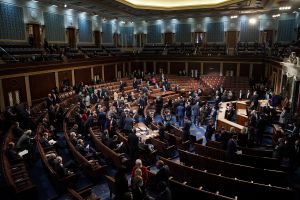 Senadores revelan texto para legislación bipartidista sobre la violencia armada