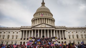 Capitolio estadounidense durante el asalto al capitolio del 6 de enero de 2021.
