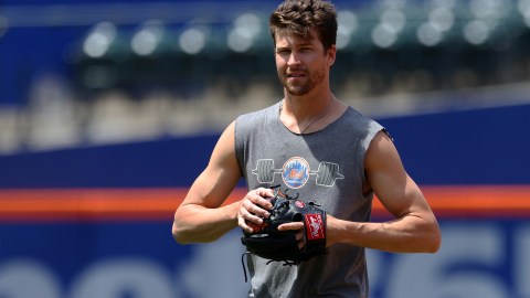 Jacob deGrom tuvo una corta sesión de 19 rectas y se espera que en los próximos días aumente los lanzamientos de práctica.