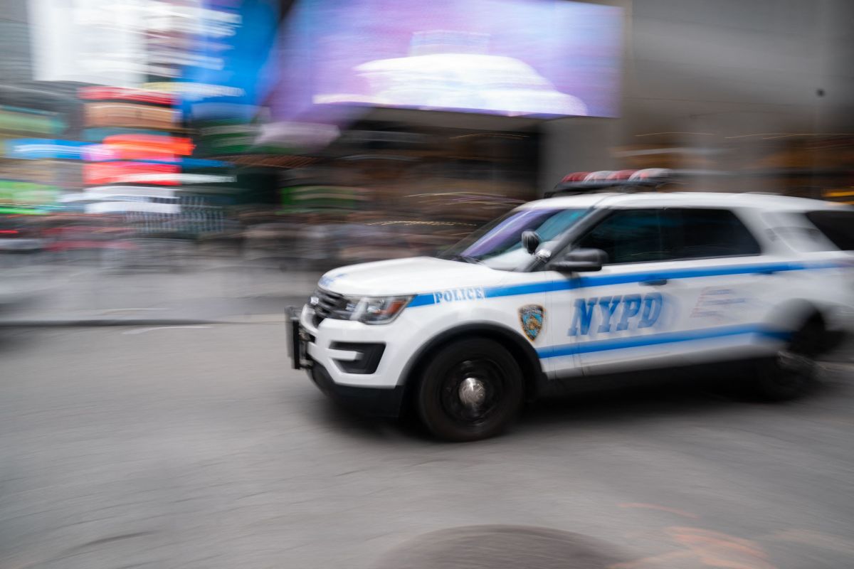 NYPD señaló que los ladrones estaban armados y habrían amenazado al dueño del auto con dispararle.