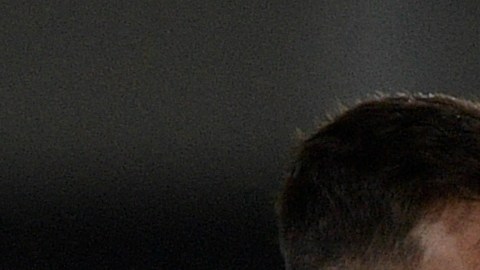 Lionel Messi (L) y Luis Suarez (R) comparten luego de un encuentro de eliminatorias Conmebol entre Argentina y Uruguay.