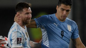 Lionel Messi (L) y Luis Suarez (R) comparten luego de un encuentro de eliminatorias Conmebol entre Argentina y Uruguay.
